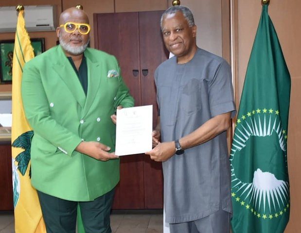 H.E. Geoffrey Onyeama received Letters of Credence from Dr. Jacob Moroe, the new Consul-General of S…