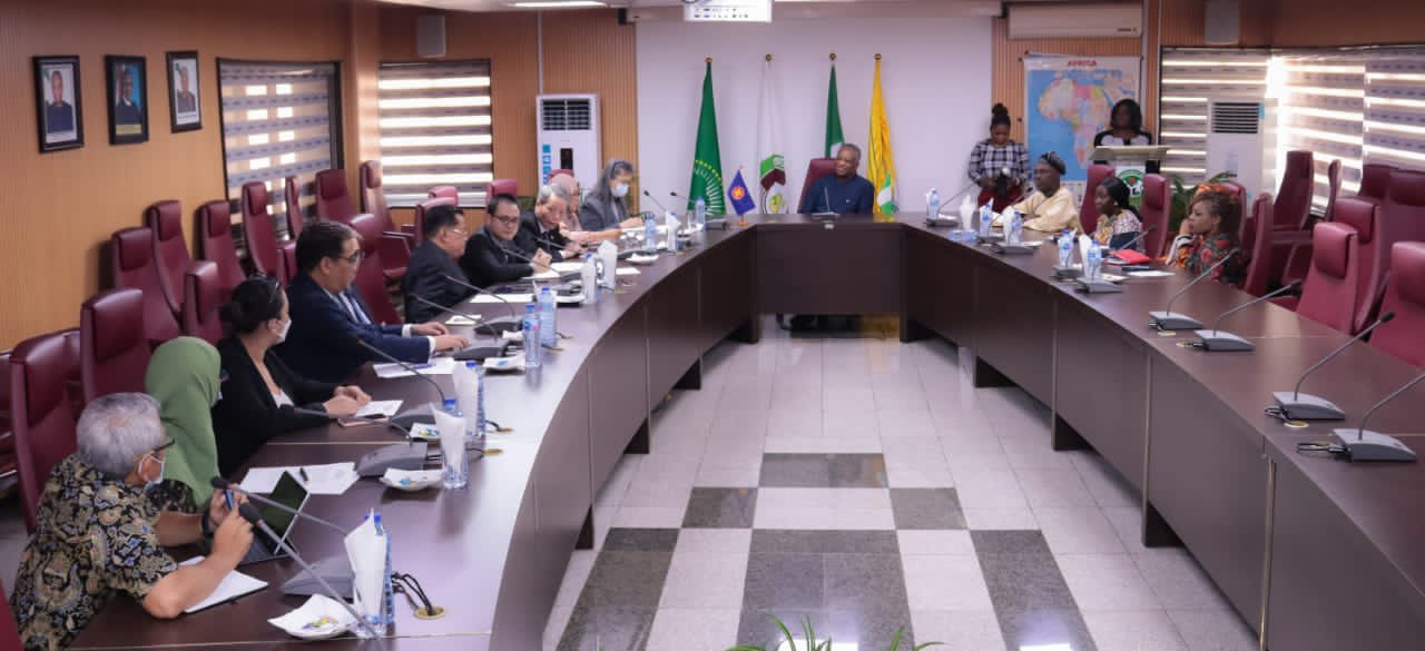 H.E. Geoffrey Onyeama received in audience the Representatives of Embassies that make up the Associa…