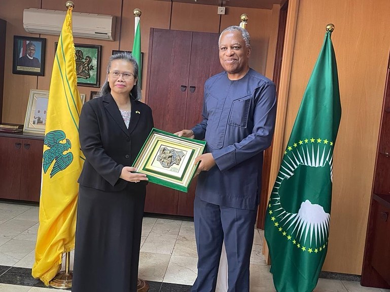 H.E. Geoffrey Onyeama granted a farewell audience to the outgoing Malaysian High Commissioner to Nig…