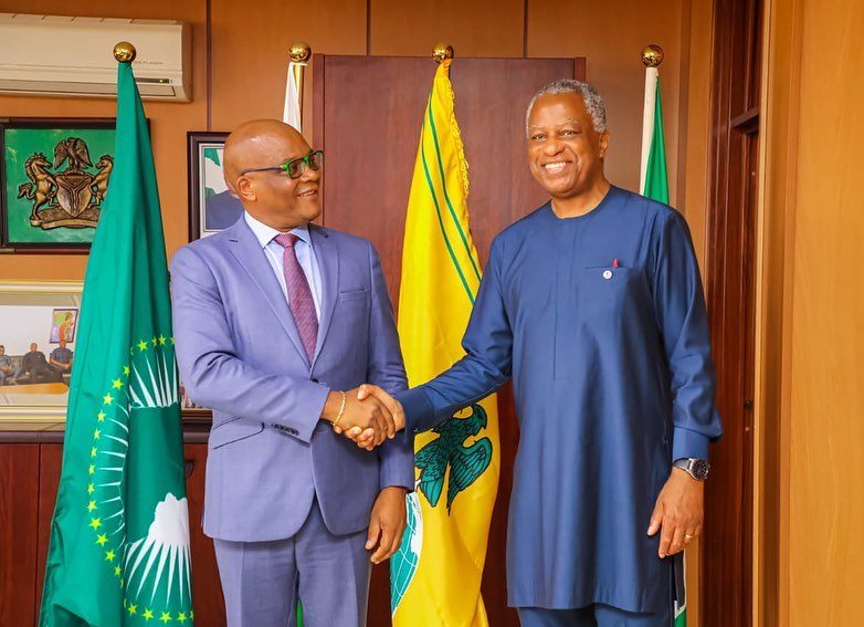 H.E. Geoffrey Onyeama received the courtesy visit of Senator The Hon. Leslie Campbell, Minister of S…